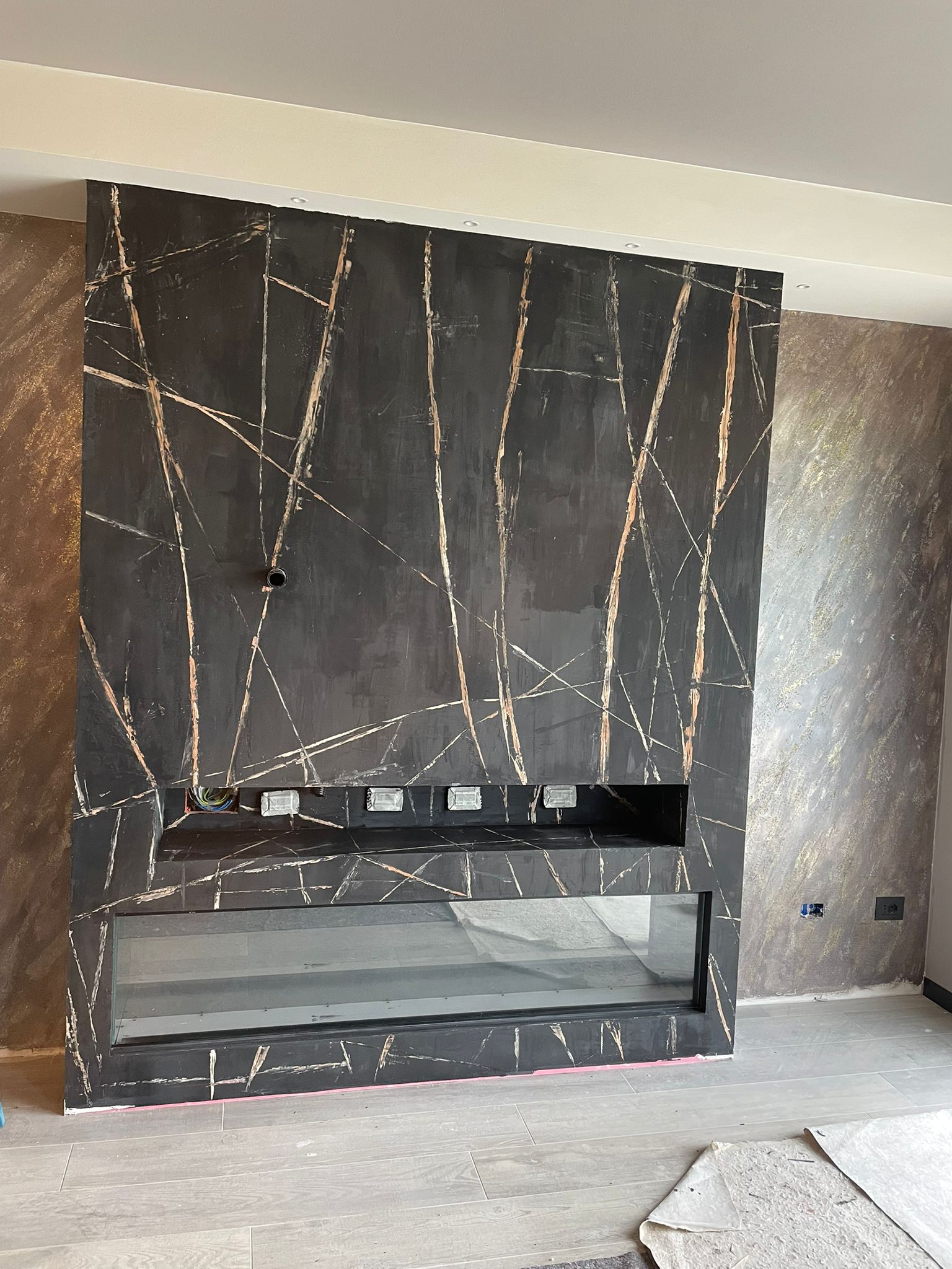 Artek decoration & restyling, caminetto, pittura effetto pietra, pittura moderna, modernizzare pareti, pareti moderne, tinteggio effetto pietra, tinteggio, tinteggio moderno, restyling pareti, effetto pietra, tinteggio materico, pittura materica, pittura materica istinto, tinteggio caminetto, pittura decorativa, pittura effetto marmo, pittura murale decorativa, decorazione pareti, decorazione interni