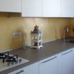 Artek, resina, resina decorativa, alzata cucina, paraspruzzi cucina, pareti interne, pareti cucina, colore, colore ocra, restyling, decorazione, restauro
