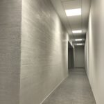 Artek decoration & restyling, pittura effetto pietra, pittura moderna, modernizzare pareti, pareti moderne, tinteggio effetto pietra, tinteggio, tinteggio moderno, restyling pareti, effetto pietra, tinteggio materico, pittura materica, pittura materica zen, tinteggio corridoio, pittura decorativa, pittura effetto pietra spaccata, pittura murale decorativa, decorazione pareti, decorazione interni