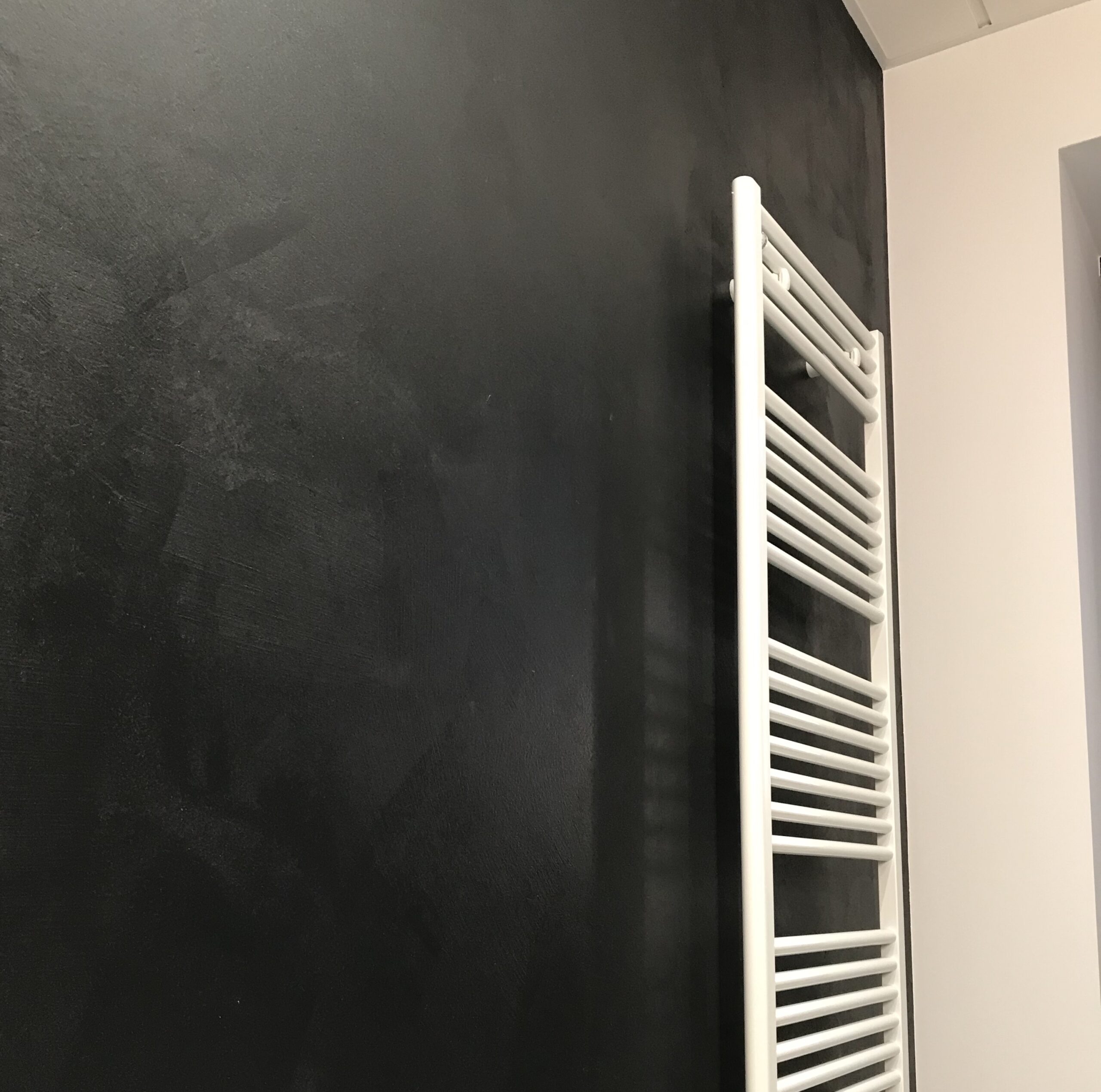 Artek, resina bagno nera, rivestimento in resina, new look, new look pareti, pareti colorate, pareti scure, resina nera pareti bagno, resina, total black, nero, nero opaco, tinteggio nero, parete bagno, colore, restyling, vintage, decorazione, rifiniture, pareti nere bagno, pareti moderne, bagno moderno, rivestimento piastrelle, rivestimento piastrelle bagno, nuovo look bagno, modernizzare bagno, rinnovare bagno