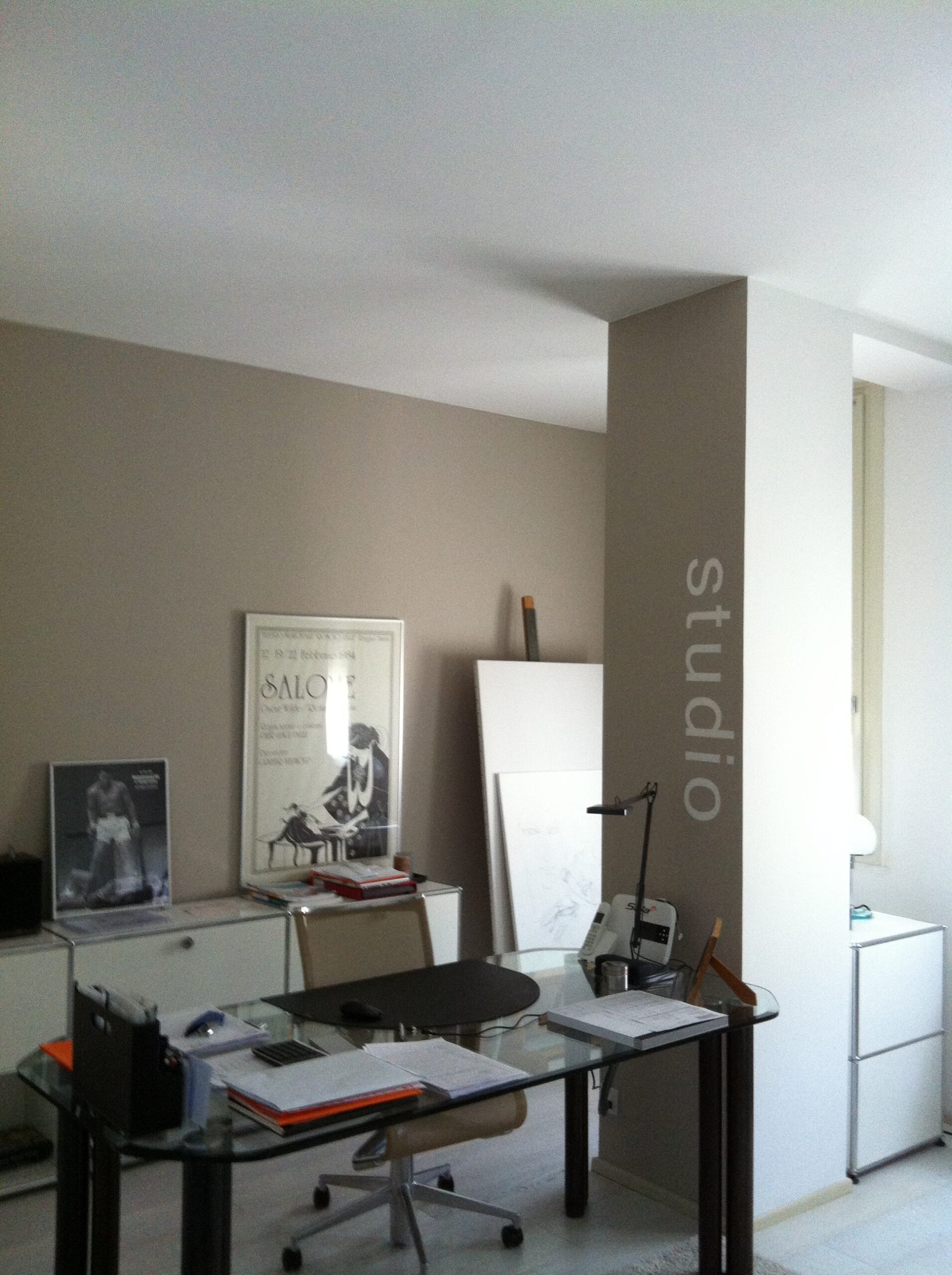 Artek, tinteggio, total grey, grigio, tinteggio grigio, parete, colore, restyling, vintage, decorazione, rifiniture