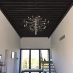 Artek, soffitto a travetti, new look, soffitto colorato, soffitto scuro, soffitto colorato ingresso, tinteggio, total black, nero, nero opaco, tinteggio nero, soffitto, colore, restyling, vintage, decorazione, rifiniture